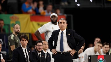 El técnico del Real Madrid Sergio Scariolo durante el encuentro correspondiente a la final de la Copa del Rey que disputan este Domingo Real Madrid y Baskonia en el Roig Arena, en Valencia.