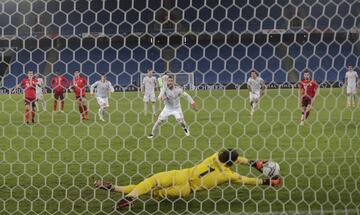 Yann Sommer adivinó y paró el penalti lanzado por Sergio Ramos.