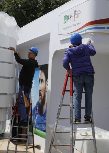 Los operarios rematan las obras para que todo esté perfecto el jueves 14 de junio en el estadio inaugural Luzhnikí. 



