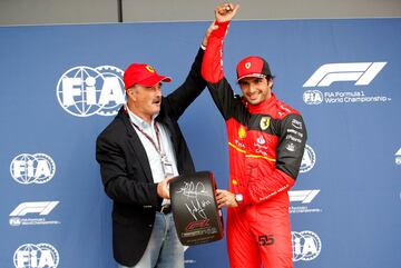 Carlos sainz en el podio de Silverstone tras conseguir la pole.