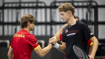 David Ferrer saluda Martín Landaluce durante una sesión de entrenamientos.