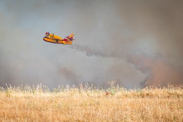 Un hidroavión trata de apagar el incendio, en Navalcarnero.