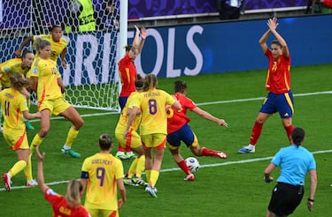 Otra vez en un saque de esquina. Otra vez Pina al segundo palo para Paredes. La central vuelve a ganar el salto, pero no para rematar. Devuelve el balón al área pequeña y, tras varios rebotes, le cae el balón a Mariona, que no perdona.