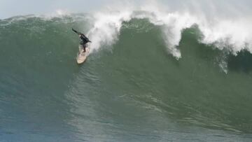 Christy Davis, surfista local de California, surfeando en Mavericks antes del ataque al coraz&oacute;n que le ha hecho &#039;famoso&#039;. 