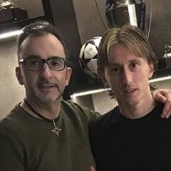 Descubrimos la sala de trofeos que tiene Luka Modric en su casa