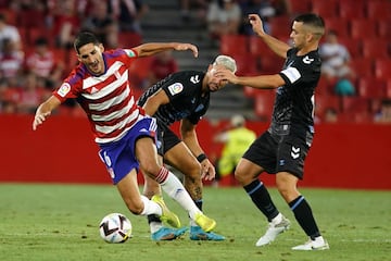 Bodiger trata de controlar un balón en presencia de Fran Sol y Ramón.