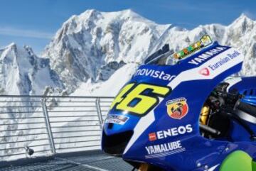Sesi¨®n de fotos de la Yamaha YZR-M1s de Jorge Lorenzo y Valentino Rossi en Punta Helbronner con el Mont Blanc (4,810 m) de fondo.