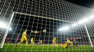 1-0. Centro de Ferrán Torres, remate de cabeza en plancha de Robert Lewandowsk, despeje de Iza bajo palos y Sergi Roberto, atento, caza el rechaze para marcar el primer gol.