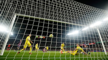 1-0. Centro de Ferrán Torres, remate de cabeza en plancha de Robert Lewandowsk, despeje de Iza bajo palos y Sergi Roberto, atento, caza el rechaze para marcar el primer gol.