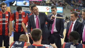 Pablo Prigioni da instrucciones a sus jugadores durante el partido contra el Baskonia y el Gipuzkoa de Liga Endesa.