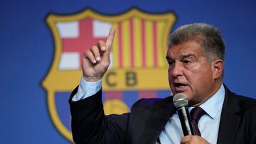 GRAFCAT9003. BARCELONA, 17/04/2023.- El presidente del FC Barcelona, Joan Laporta, durante la comparecencia que protagoniza este lunes para informar de los resultados de la investigación interna llevada a cabo por la entidad azulgrana en relación al caso Negreira. EFE/Alejandro Garcia
