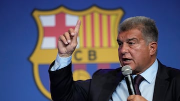 GRAFCAT9003. BARCELONA, 17/04/2023.- El presidente del FC Barcelona, Joan Laporta, durante la comparecencia que protagoniza este lunes para informar de los resultados de la investigaci¨®n interna llevada a cabo por la entidad azulgrana en relaci¨®n al caso Negreira. EFE/Alejandro Garcia