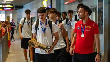 MADRID, 04/08/2025.- Los jugadores y el equipo técnico de la selección española sub-18 a su llegada este lunes, al aeropuerto de Madrid Barajas de la capital española. La selección española sub-18 de baloncesto se proclamó ayer campeona de Europa tras vencer a la selección francesa en la final del U18 Eurobasket 2025. EFE/ Mariscal