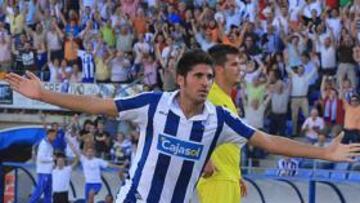 <b>AZUL POR NEGRO. </b>Carmona luce ahora otra camiseta rayada, pero el Cartagonova siempre le querrá.