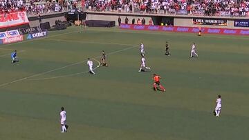 “De 100 veces, 99 entra”: el increíble palo de Javier Correa que impidió el gol de Colo Colo