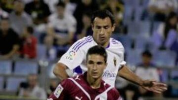 <b>ESTADÍSTICA NEGATIVA. </b>Omar intenta llevarse el balón en el encuentro de la primera vuelta.