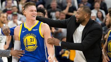 DeMarcus Cousins celebra con Jonas Jerebko su canasta ganadora contra los Utah Jazz.