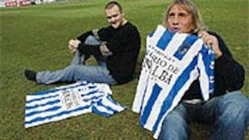 <b>PADRE E HIJO</B>. Lucas Gatti y su padre con la camiseta de su anterior equipo, la Ponferradina.