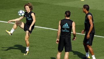 Modric entrenándose con Varane durante la pasada temporada.
