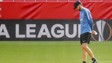 El entrenador del Sevilla FC, Pablo Machín, durante el entrenamiento hoy con el equipo previo al partido que disputará frente al Akhisar turco en la tercera jornada de la fase de grupo de la Liga Europa mañana jueves en el estadio sev
