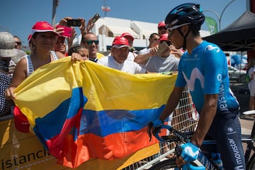 Nairo Quintana del Movistar Team saluda a fans colombianos.