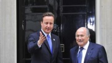 David Cameron y Blatter.