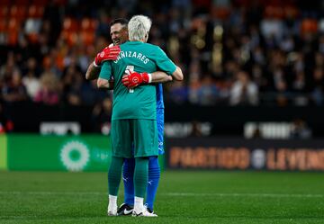 Andrés Palop y Santiago Cañizares se abrazan tras finalizar el encuentro.