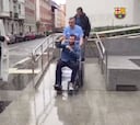La salida de la clínica de Aleix Vidal en silla de ruedas