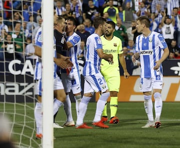 El portero del Leganés sostuvo a su equipo con una doble intervención espectacular a disparos de Coutinho y Rakitic. 