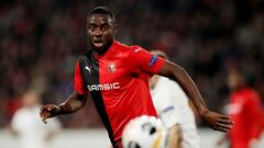 James L&eacute;a Siliki, jugador del Stade Rennes, durante un partido de competici&oacute;n europea.