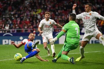 Correa, con un doble recorte mágico en banda derecha. Mete el balón al centro y Matheus Cunha entra para empujarlo, aunque termina entrando por nada. Reina y la zaga lo tocan, pero no lo suficiente para despejar. 