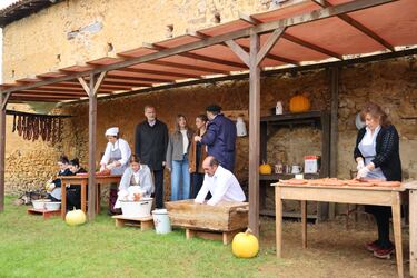 Los Reyes, la princesa Leonor y la Infanta Sofía durante el acto de entrega del Premio al 'Pueblo Ejemplar' de Asturias 2025 a Valdesoto.