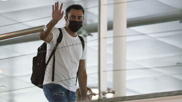 Xavi, a su llegada a Barcelona: "No sé nada, estoy de vacaciones"