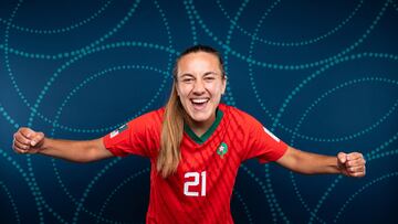 Yasmin Mrabet posa con la camiseta de Marruecos para FIFA.