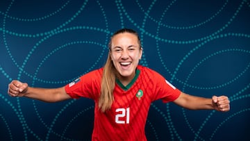 Yasmin Mrabet posa con la camiseta de Marruecos para FIFA.