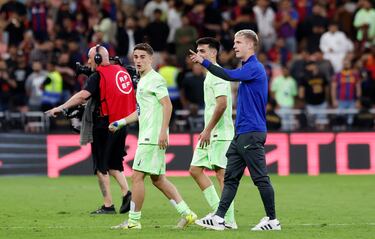 El jugador español fue a felicitar a sus compañeros de equipo tras la victoria cosechada frente al Athletic Club perteneciente a la semifinal de la Supercopa de España.