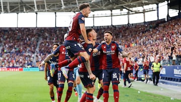 VALENCIA, 01/06/2025.-El defensa del Levante Adrián de la Fuente (c), celebra su gol contra el Eibar, durante el partido correspondiente a la última jornada de la Liga Hypermotion que disputan Levante y Eibar este domingo en el estadio Ciutat de Valencia.- EFE/ Ana Escobar