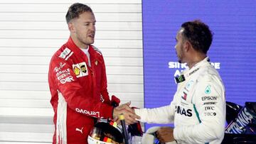 Formula One F1 - Singapore Grand Prix - Marina Bay Street Circuit, Singapore - September 16, 2018 Mercedes' Lewis Hamilton and Ferrari's Sebastian Vettel shake hands after the race REUTERS/Edgar Su