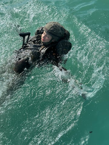 La princesa Leonor durante los ejercicios en agua con todo el equipo de combate. 