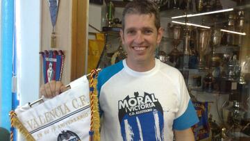 Juan Serrano, con el banderín del Valencia.