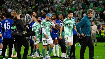 Manuel Pellegrini, entrenador del Betis, y los jugadores verdiblancos, Romain Perraud, Aitor Ruibal e Isco tras finalizar el encuentro.