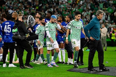 Manuel Pellegrini, entrenador del Betis, y los jugadores verdiblancos, Romain Perraud, Aitor Ruibal e Isco tras finalizar el encuentro.