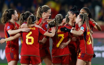 1-0. Jennifer Hermoso celebra el primer golcon sus compañeras.