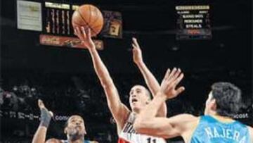 <b>SIN MIEDO. </b>Sergio ataca el aro de Denver en el Rose Garden, entre Marcus Camby y Nájera.