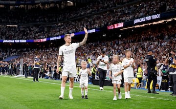 Tras finalizar el partido, Toni Kroos salta al terreno de juego con sus tres hijos para dar una merecida vuelta de honor al estadio Santiago Bernabéu.