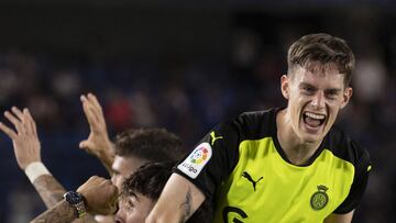 Los jugadores del Girona C.F celebran el ascenso de su equipo a primera división tras derrotar al Tenerife en el encuentro que han disputado este domingo en el estadio Heliodoro Rodríguez López, en Santa Cruz de Tenerife.