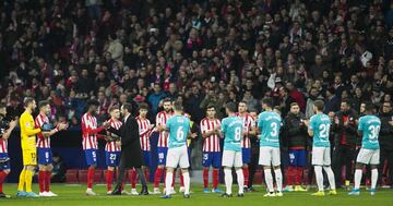 El ex jugador ha recibido en el Wanda Metropolitano un emotivo y merecido homenaje del Atleti, al que se ha sumado el Osasuna, equipo en el que también jugó. En la foto, Juanfran saluda a Thomas. 