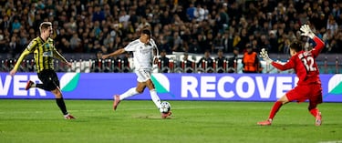 0-2. Thibaut Courtois saca una asistencia de un despeje para Kylian Mbappé, carrerón del 10 que anota en el mano a mano con Serkhan Kalmurza.