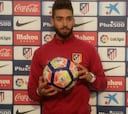 Carrasco se llevó el balón firmado tras su hat-trick