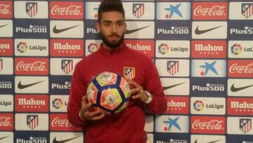 Yannick Carrasco en zona mixta con el balón firmado por sus compañeros.
